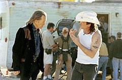 撮影中のマドセン（右）とビル役のデビッド･キャラダイン