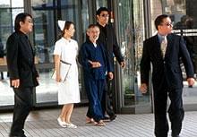 悪徳プロデューサー役の鈴木敏夫氏(中央)