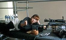 女スナイパーを演じる仁乃唯とライフル