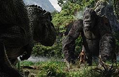 アンを守るために戦うコング