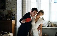 すかさず卓球を手取り足取り教えるクリス(左)