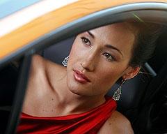 武器のエキスパート、ツェン役で 華麗なドレス姿も披露するマギー・Q