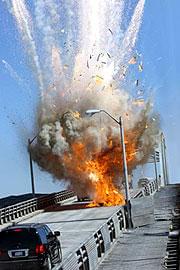 戦闘機の襲撃シーンは 大きな見せどころのひとつ