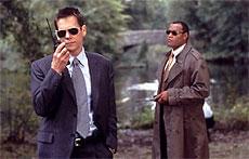 ローレンス・フィッシュバーン（右）は ケビン･ベーコン（左）の同僚を演じる