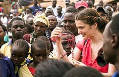 世の中を変えるために働き続けるテッサ