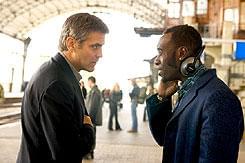 ソダーバーグ作品ではおなじみ、ドン・チードル（右）