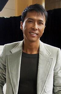 幼い頃から武術師範の実母に 教育された、アクション大魔王です