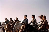 力を合わせて立ち向かう7人の剣士たち