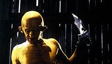 モノクロ映像に時折現れるパートカラーが 鮮烈な印象を与える