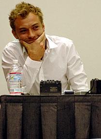 7月にサンディエゴで開かれたComic-Conで 本作の会見に臨んだジュード・ロウ