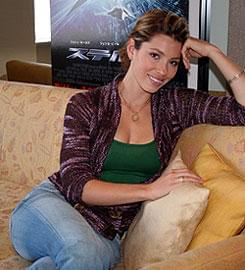 劇中では水着姿で見事なプロポーションも披露する ジェシカ・ビール