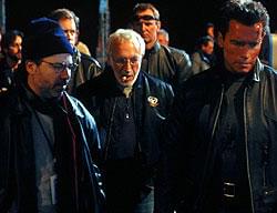 撮影現場でのスタン・ウィンストン(中央) 左はモストウ監督、右はシュワルツェネッガー