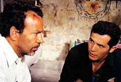 スクープを狙うレポーターを演じたジョン・レグイザモ(右)