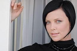 「モンスター」のセロンとはまるで別人!