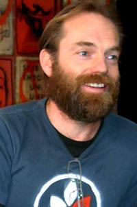 顔を出しまくった「マトリックス」から一転 今回は一切顔を見せないヒューゴ・ウィービング