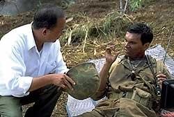 ジョン・ウー監督（左）とアダム・ビーチ