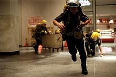 テロ現場で決死の救助活動を行う 警察官たちを描く