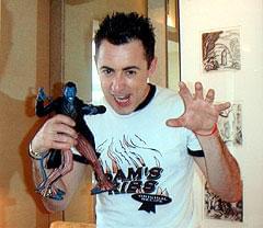 来日時のアラン・カミング ナイト・クロウラーのフィギュアをもらって大喜び