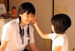 お下げ髪の夏帆が作品世界に溶け込んでいる