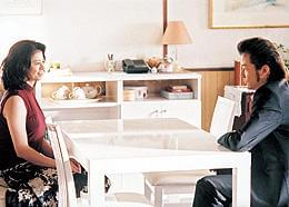 圧倒的な存在感を発揮する石田えり（左）