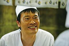 料理は苦手だが、ラーメン屋店主役の遠藤憲一