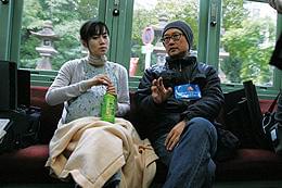 撮影中の堤監督（右） 本作以外にも多数の企画を抱えて大忙し