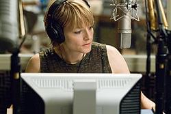 ジョディの提案でエリカは ラジオ・パーソナリティという設定に