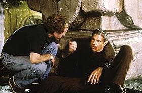 撮影中のリドリー・スコット監督（左）とハリソン・フォード