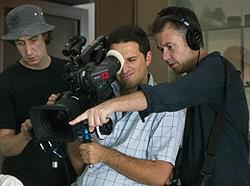 撮影中のウィンターボトム監督（右）