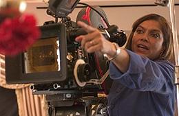 撮影中のミラ・ナイール監督