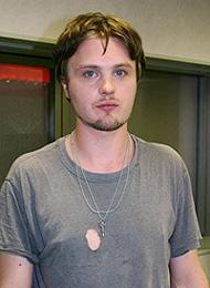 ヨレヨレ&穴あきTシャツもお構いなし マイケル・ピット