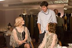 撮影現場のニコール（左）、ダコタ（右）とワイツ監督（中央）