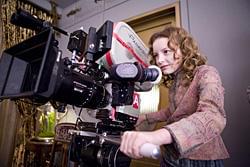 撮影現場でも好奇心旺盛なダコタ