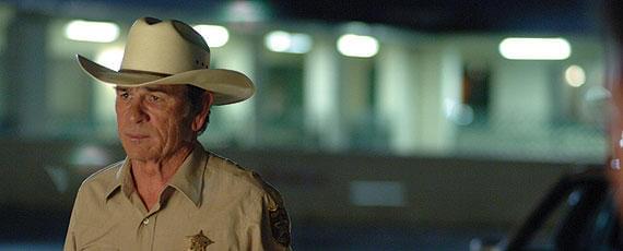 老保安官ベルが目撃する荒廃した世界とは?