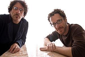 ジョエル・コーエン(左)と弟のイーサン・コーエン