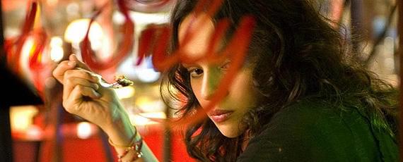 相手役のジュード・ロウほか、豪華共演者にも臆することなくヒロインを演じきったノラ・ジョーンズ