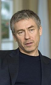 50歳で監督デビューを果たした トニー・ギルロイ