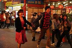 監督以外は日本人ばかりの現場で、 撮影も神戸など日本で行われた