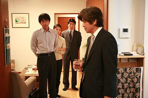 息子を助けたい父親(佐藤)とタイの子供を助けたいNGOの音羽(宮崎)が衝突