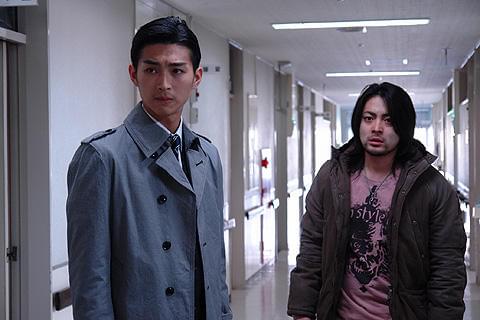 兄妹に心を動かされる主人公・藤本