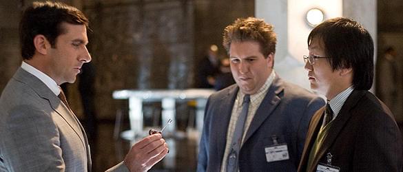 極秘任務に就くマックスに秘密兵器を手渡すブルース＆ロイド