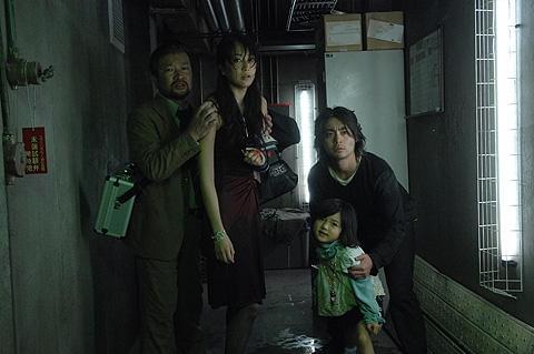 時にぶつかり合い、時に支え合いながら生還を目指す