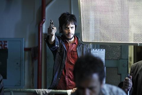 暴力で支配しようとする男を ガエル・ガルシア・ベルナルが演じる