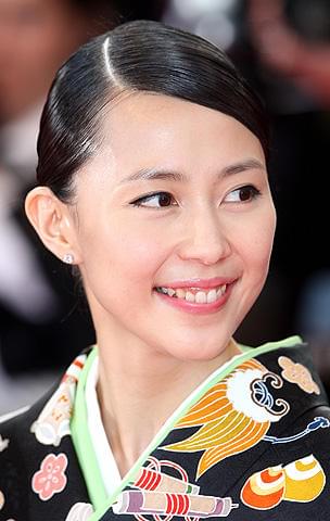 カンヌ映画祭には着物姿で参加し、 注目を集めた