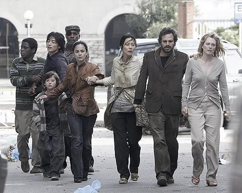 目の見えない役のための訓練で、連帯感を育んでいった