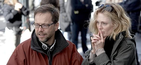 撮影中の監督(左)とジュリアン・ムーア