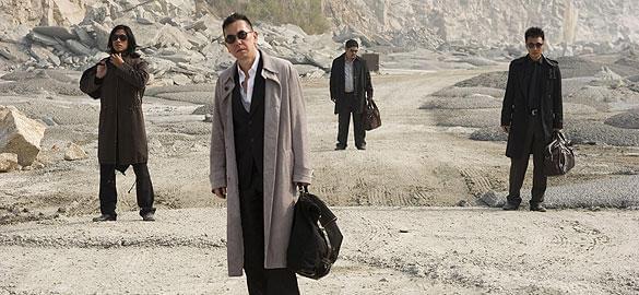 サム・ペキンパーやセルジオ・レオーネの西部劇を彷彿とさせる男たちの戦いがケレン味たっぷりに描かれる