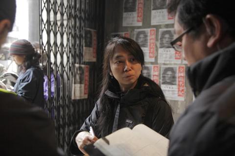 撮影中に指示を出す佐藤監督