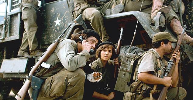 陥落寸前のサンタクララ。戦闘中のゲバラと、のちの妻アリダ・マルチ(カタリーナ・サンディノ・モレノ)