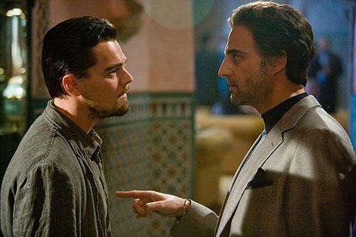 諜報戦では“嘘”が最大の武器。 右はヨルダン諜報局長ハニ(マーク・ストロング)